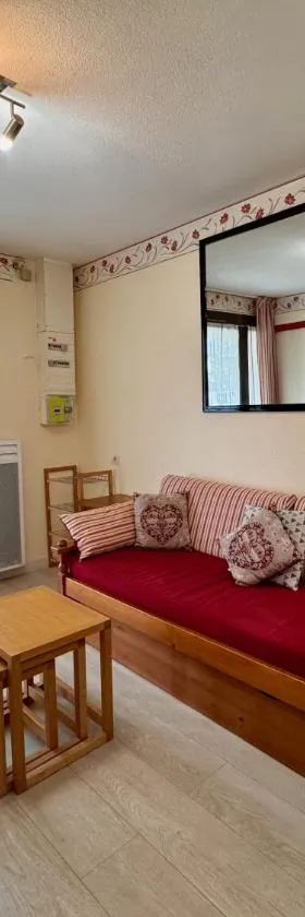 Charmant logement de plain-pied avec Piscine，位于卢登维耶尔的酒店