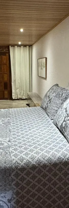 Chalé 09 com cozinha no coração de penedo，位于伊塔蒂亚亚的酒店