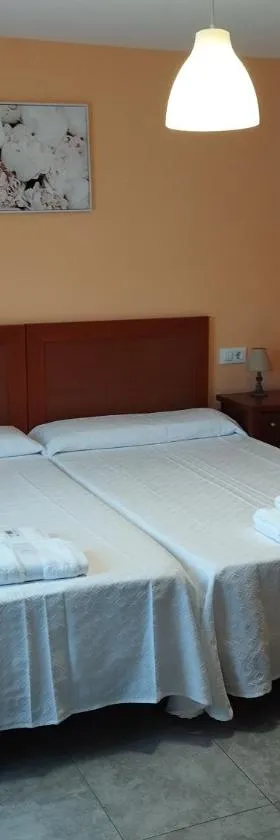 Hostal Bordillas，位于Pomaluengo的酒店