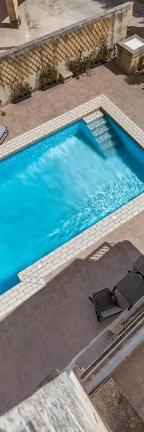 Tranquil Mansion - 3 Bed, Pool, BBQ & Gaming Room，位于Is-Swieqi的酒店