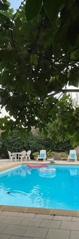 2 PIECES TERRASSE ET PISCINE PRIVATIVES DANS MAISON TRADITIONNELLE，位于勒鲁热新堡的酒店