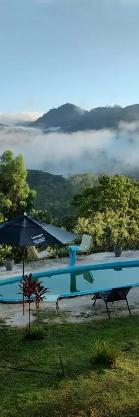 CHÁCARA DOMINGOS MARTINS - SANTO GRAAL - Montanhas, Corredeiras, Piscina, Natureza e Paz，位于多明戈斯马丁斯的酒店