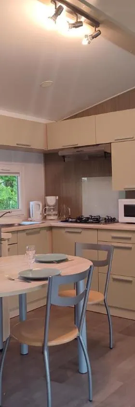 Mobil home Gîte Canal Nantes à Brest 40 minutes Nantes et Saint-Nazaire，位于Guenrouet的酒店