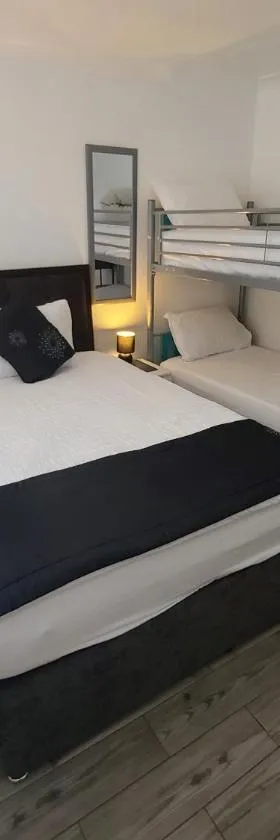 GATWICK ROOMs-TRAVEL SERVICE-AIRPORT PARKING，位于Ifield的酒店