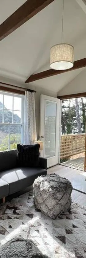 Boathouse Cottage (Historic Coast Guard property)，位于波因特阿里纳的酒店