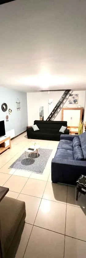 Agréable maison de ville cosy de 122m² + extérieur，位于Wattrelos的酒店
