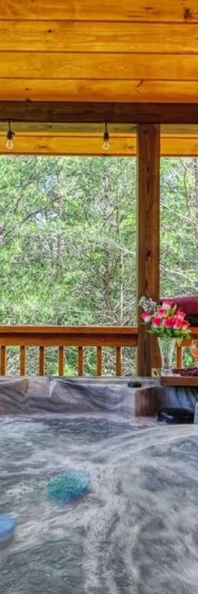 Adventure Retreat/Cabin/Pool+Hot Tub/Game Room+Theater，位于赛维尔维尔的酒店