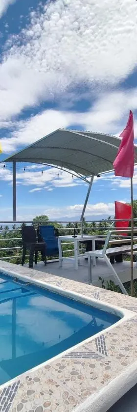Island samal overlooking view house with swimming pools，位于San Antonio的酒店