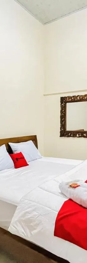 RedDoorz @ Gunari Guest House Merek Karo，位于Pertibi的酒店