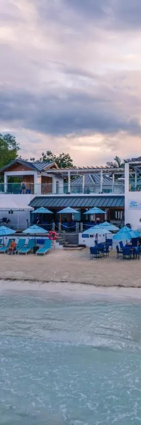 Blue Skies Beach Resort，位于尼格瑞尔的酒店