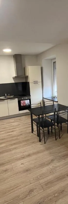 Appartement centre-ville de Lure droit，位于吕尔的酒店