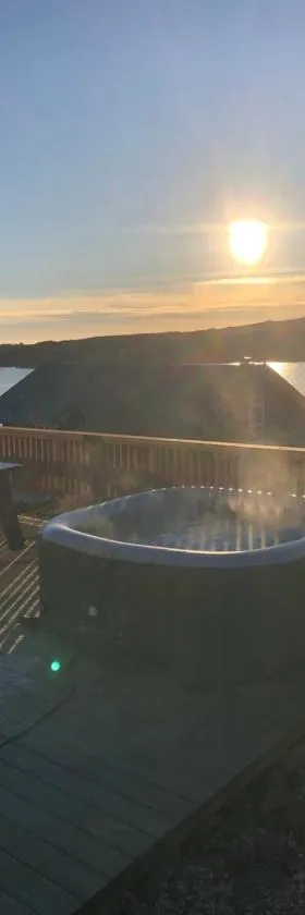 lovely cottage by the sea with hot tub and sauna，位于Forland的酒店