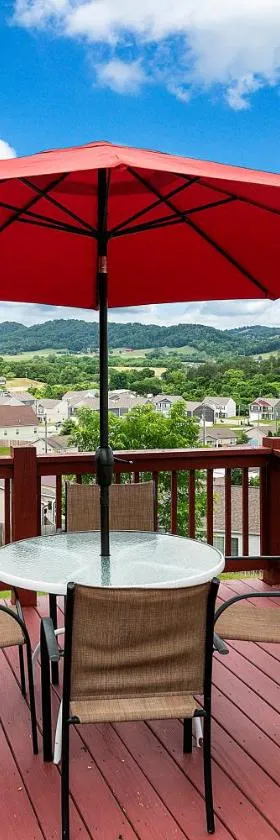 Scenic Views & Majestic Sunsets, Relax Like Home!，位于丹德里奇的酒店