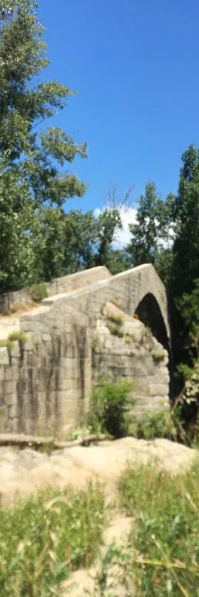 PROCHE du PONT GENOIS，位于萨尔泰纳的酒店