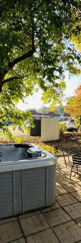 Charming PLX Cottage-LAKE VIEW，位于亚克朗的酒店