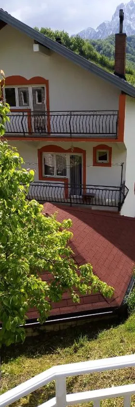 Apartment with two bedrooms，位于Glogošnica的酒店