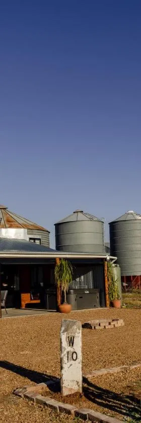 Top Paddock Silo Stay，位于福布斯的酒店