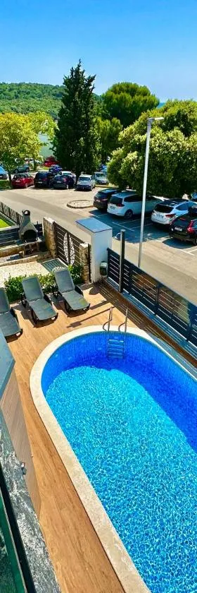 NIKO - big apartment with stunning sea view and pool，位于班约勒的酒店
