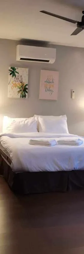 RedDoorz at Kopinos Tourist Inn Hotel，位于Del Carmen的酒店
