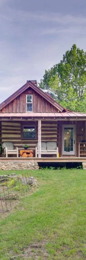 Restored Buchanan Log Cabin on 9-Mile Creek!，位于Reba的酒店