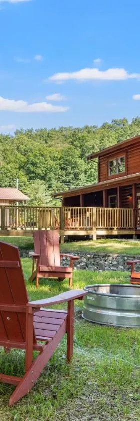 Hot Tub, Fire Pit, WiFi, EV Outlet Biggie cabin near Red River Gorge, KY!，位于Stanton的酒店