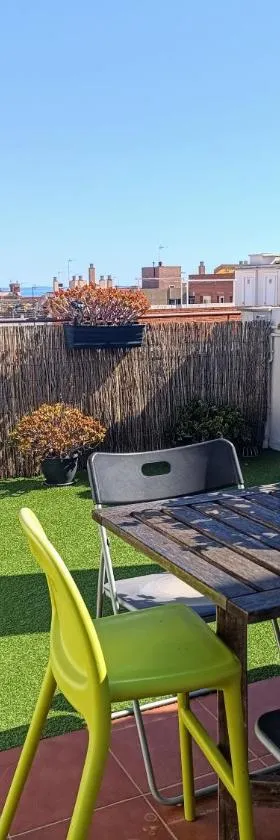 Precioso Dúplex con terraza a 5 minutos playa y 20 minutos de Barcelona，位于滨海普雷米亚的酒店