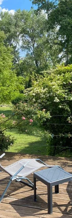 DUPLEX de 40 m2 près d'une rivière，位于Saint Alban Auriolles的酒店