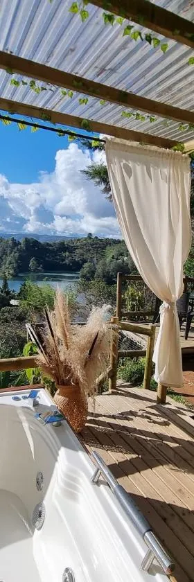Levit Glamping - Hotel Guatapé Peñol，位于瓜塔佩的酒店