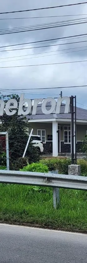 Porlak Hebron Family Homestay Silangit，位于Siborongborong的酒店