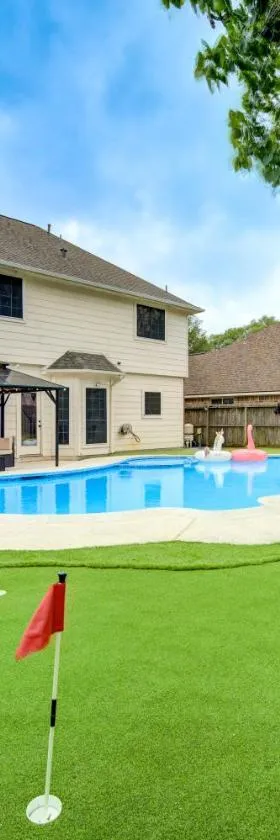 Amazing Getaway Home - 4 Bedrooms 2,5 Baths - West Houston, Katy, Richmond - Huge Pool, Mini-Golf, PingPong, Billards, BBQ, Katy Asian Town, Typhoon Waterpark, King Bed，位于凯蒂的酒店