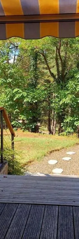 Chalet au milieu de la forêt avec lac à proximité，位于Layrac的酒店