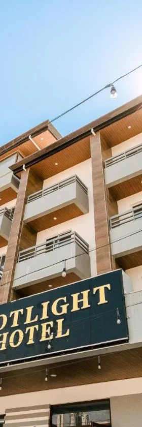 Spotlight Hotel near Hundred Islands Wharf，位于阿拉米诺斯的酒店