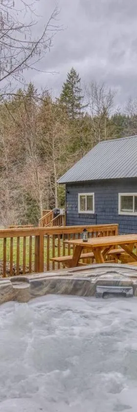 Riverbend Retreat 3 - Riverfront, Hot Tub, BBQ Pet Friendly，位于Rhododendron的酒店