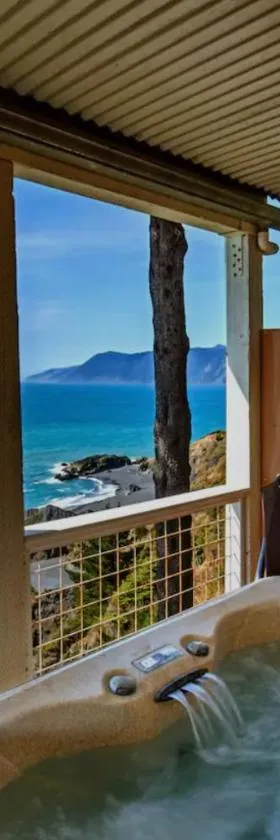 Amazing Oceanview 2 bedroom Oceanfront! by OceanviewHotTubs Shelter Cove, CA Tesla EV Station，位于Shelter Cove的酒店