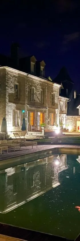 French Corréze Moulin Bleu，位于Saint-Pantaléon-de-Larche的酒店