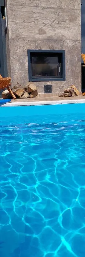 Orange Villa with private pool，位于伊利扎的酒店