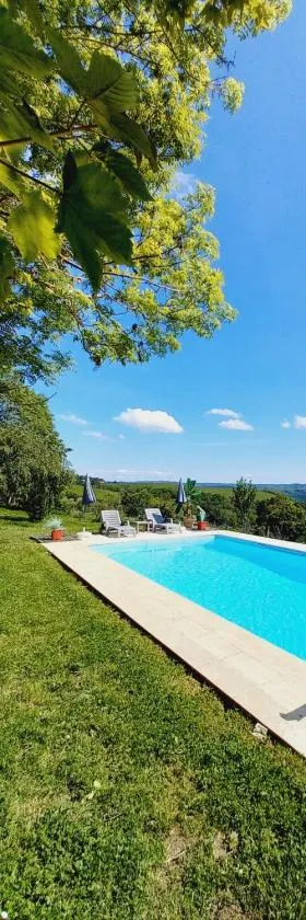La croix des Landes gîte ou chambre d'hôte avec piscine à Chouvigny，位于Chouvigny的酒店
