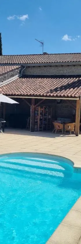 La Maison des Grands Bambous - L'Angoumois L'Aunis La Saintonge La Boutonne，位于Louzignac的酒店