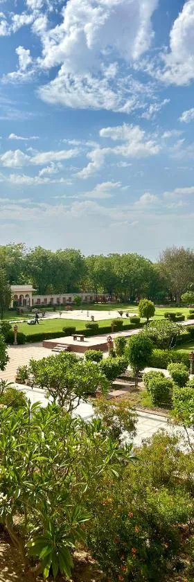 Umaid Palace - A Lakeside Resort - 25 minutes from Mehandipur Balaji - 20 minutes from Chand Baori Stepwell Abhaneri & 40 minutes from Bhangarh Fort，位于Dubbī的酒店
