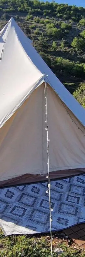 Tente Lodge type Tipi à 1H de Nice VOIE LACTEE，位于Bézaudun-les-Alpes的酒店