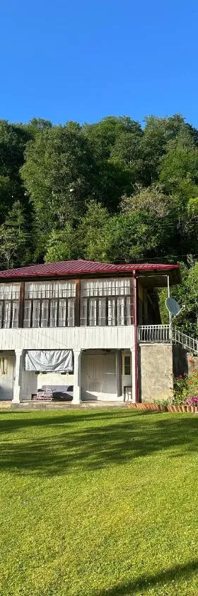 Wood House Gomi，位于Ozurgetʼi的酒店