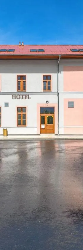 Hotel Nádraží，位于Horní Jiřetín的酒店