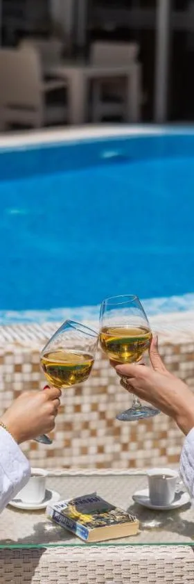 Apartments Del Mar，位于佩特罗瓦纳莫鲁的酒店