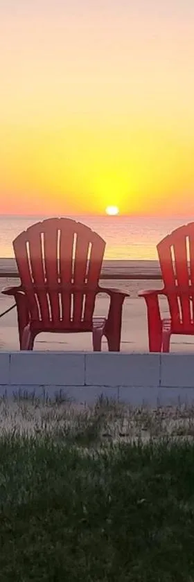 Lake Huron - 3 Bedroom, 2 Bath Lake Front Home (Sleeps 12)，位于Oscoda的酒店