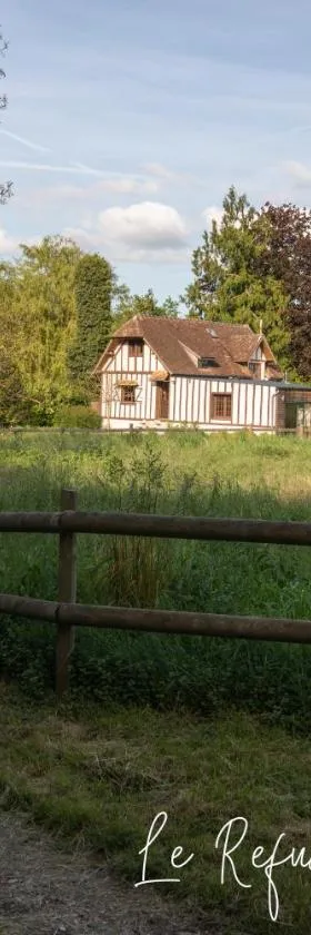 Le Refuge du Bois d'Amour，位于Arnières-sur-Iton的酒店