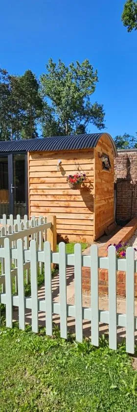 Gatwick Hideaway Hut，位于查尔伍德的酒店