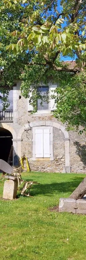 Superbe maison de 1785, table d'hôte, bain à remous, massages，位于Nestier的酒店