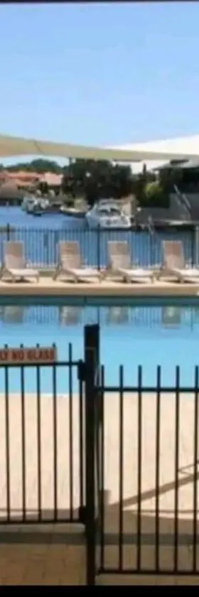 Apartment in Apollo Quays resort with shared Jetty，位于曼哲拉的酒店