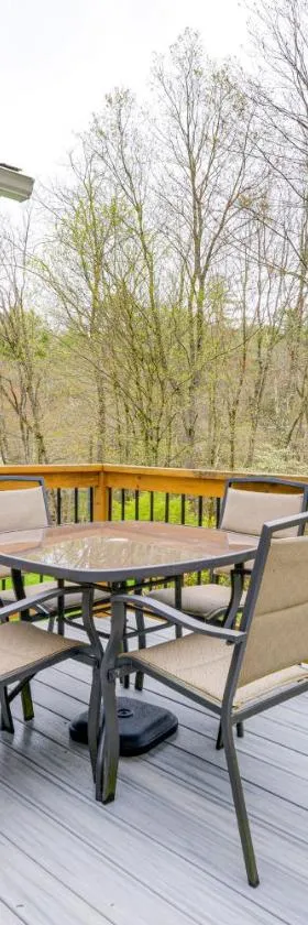 Quaint Massachusetts Home with Yard and Grill!，位于Gill的酒店