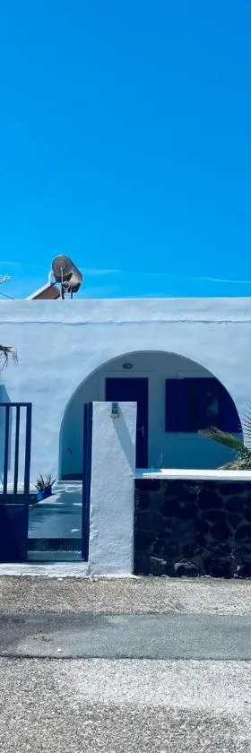 Blue Haven Villa 33- Peaceful Santorini Seahouse，位于莫诺利索斯的酒店